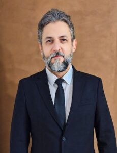 Há milhares de anos, nosso relacionamento com as estrelas era mais profundo. Quando a humanidade começou a praticar a agricultura, surgiu uma questão decisiva: como saber a melhor época para o plantio e para a colheita? A resposta foi decifrar os padrões do firmamento. Foi então que o céu deixou de ser apenas objeto de admiração e passou a ser instrumento de previsão dos ciclos da natureza.