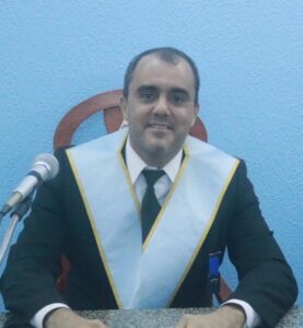 O Estoicismo ou Escola Estoica é uma doutrina filosófica fundamentada nas leis da natureza, que surgiu na Grécia no século IV antes de Cristo, durante o período denominado helenístico (séculos III e II antes de Cristo), que preza a fidelidade ao conhecimento e o foco em tudo aquilo que pode ser controlado pela própria pessoa, desprezando todos os tipos de sentimentos externos, como a paixão e os desejos extremos. Foi fundada pelo filósofo grego Zenon de Cítio (333-263 antes de Cristo) e vigorou durante séculos (até o século III depois de Cristo), tanto na Grécia, quanto em Roma. O termo “Estoicismo” surge da palavra grega “Stoá Poikilê”, que significa pórtico, locais de ensinamentos filosóficos. O seu tema central defendia que todo o universo seria governado por uma lei natural divina e racional. Sendo assim, para o ser humano alcançar a verdadeira felicidade, deveria depender apenas da sua “virtude”, ou seja, os seus conhecimentos e valores, abdicando totalmente do “vício”, considerado pelos estoicos um mal absoluto.